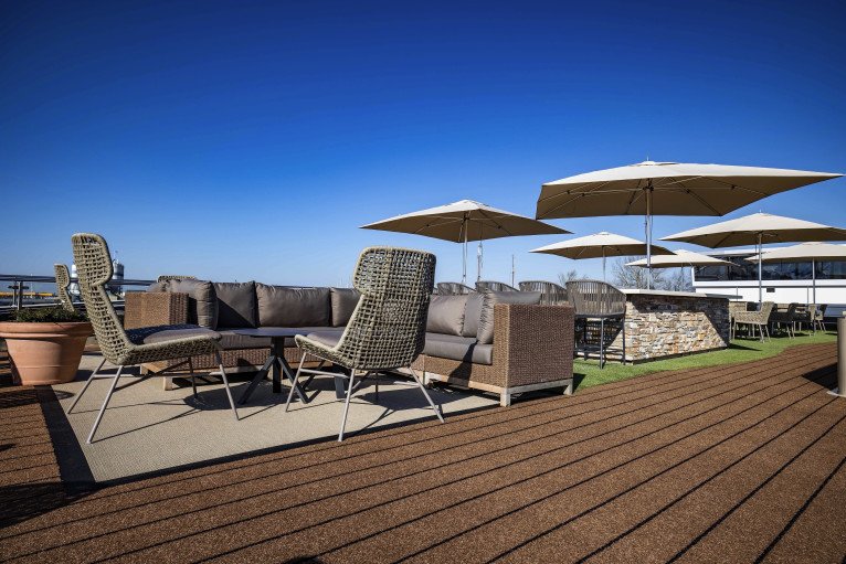 Sky Deck Terrace, Garden, Whirlpool & Putting Green